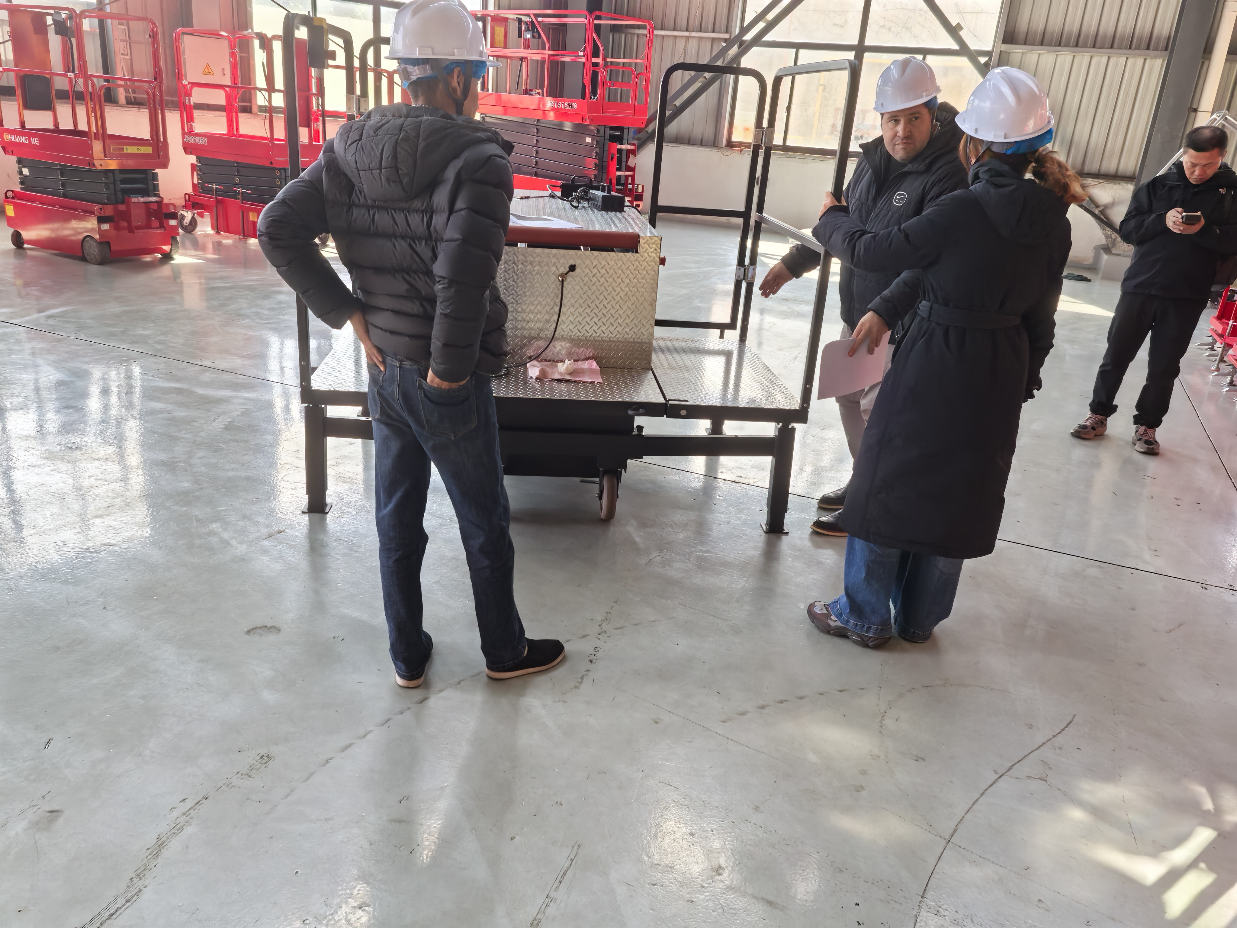 Cliaint na Brasaíle Tabhair cuairt ar Zhejiang Wizplus Smart Equipment Ltd. chun Táirgeadh Ardaithe Saincheaptha a threorú